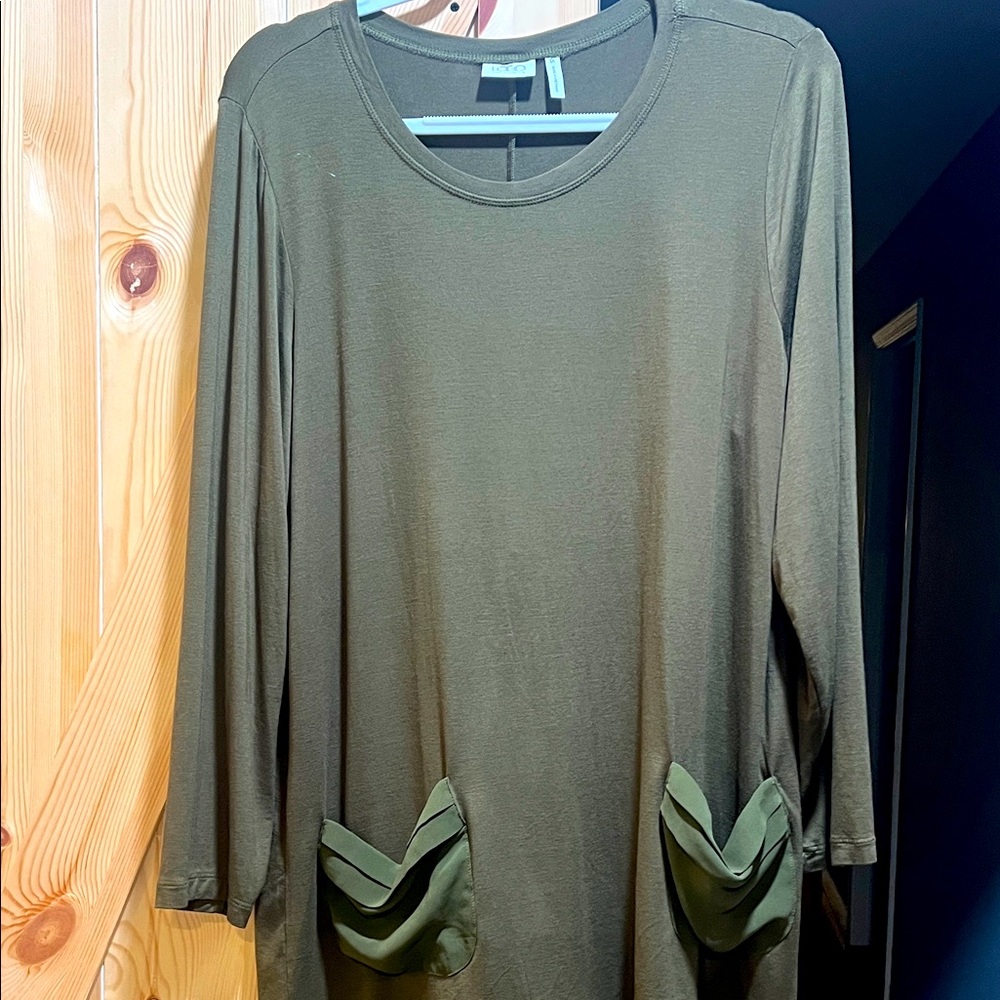 LOGO  brand Olive Green ladies gorgeous tunic top size 1x